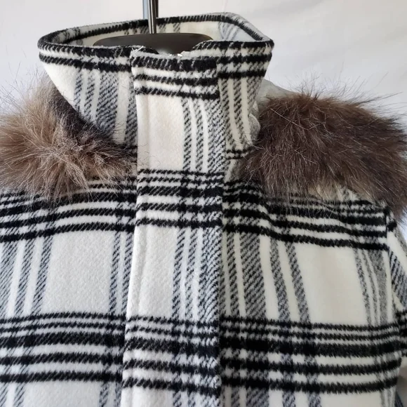 Woman's Coat Size Small - Picture 5 of 9